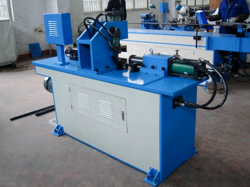 Macchina per la formatura delle estremità dei tubi